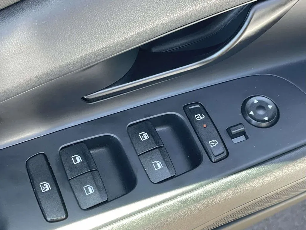 2025 Hyundai Elantra SEL Sport thumbnail 16