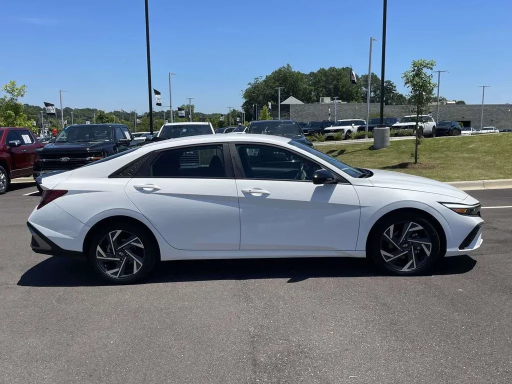 2025 Hyundai Elantra SEL Sport thumbnail 2