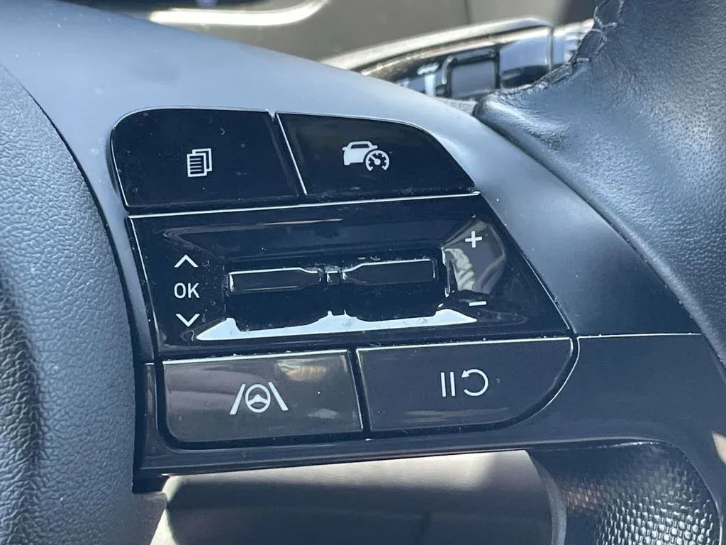 2025 Hyundai Elantra SEL Sport thumbnail 24