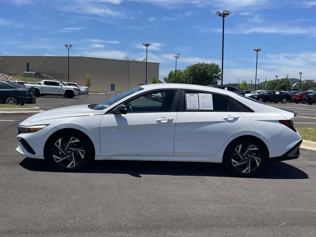 2025 Hyundai Elantra SEL Sport thumbnail 6
