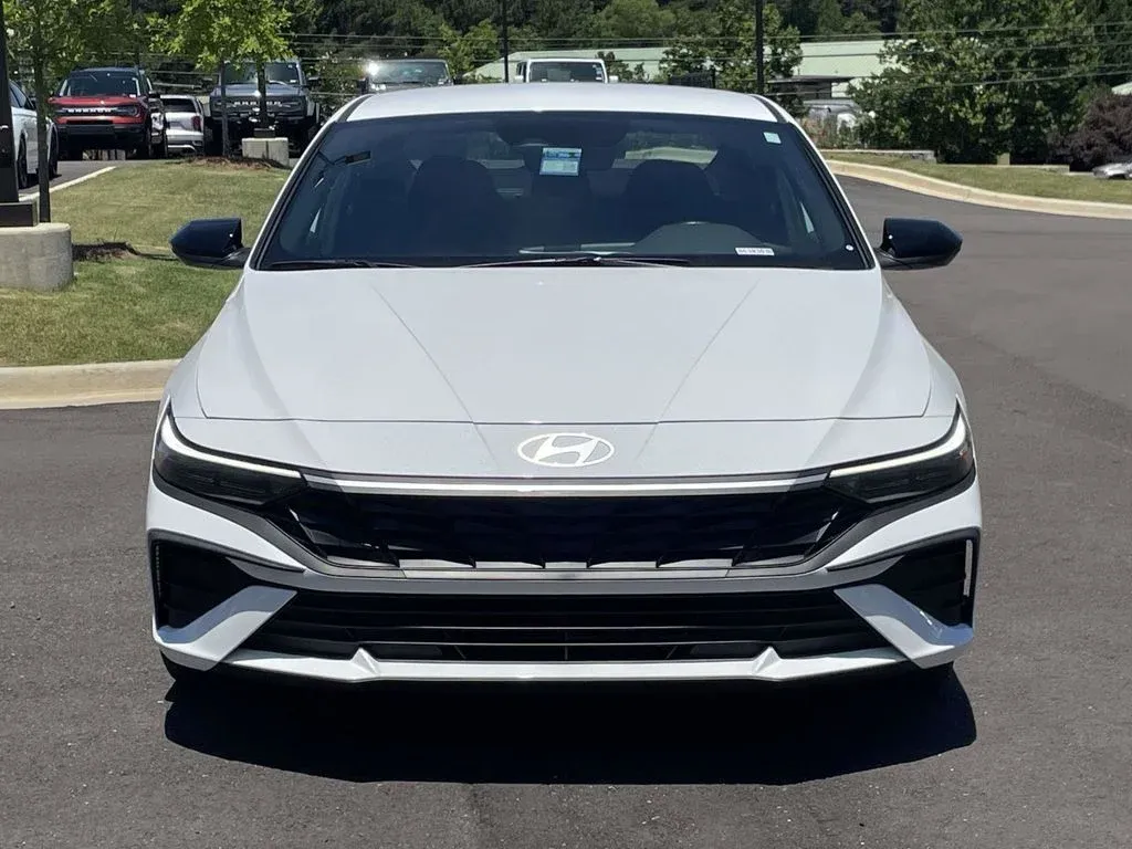 2025 Hyundai Elantra SEL Sport thumbnail 8