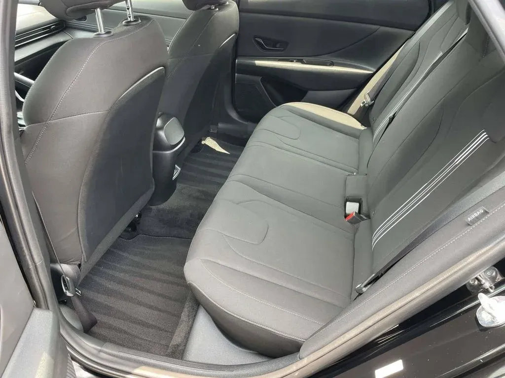 2025 Hyundai Elantra SEL Sport thumbnail 10