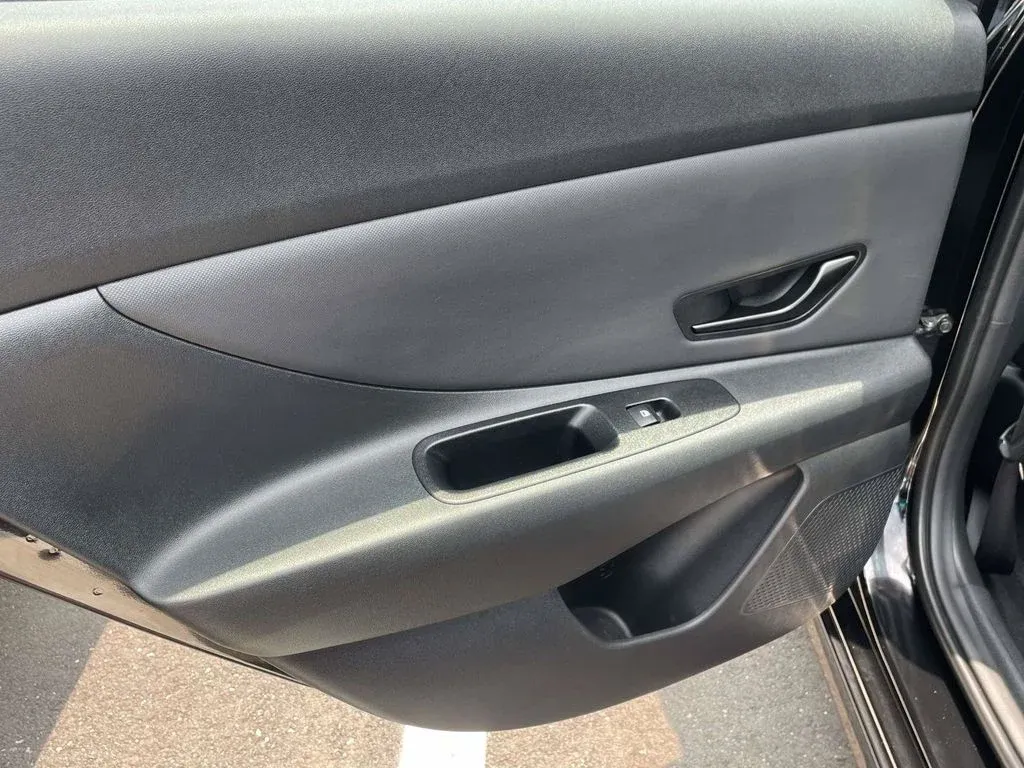 2025 Hyundai Elantra SEL Sport thumbnail 11