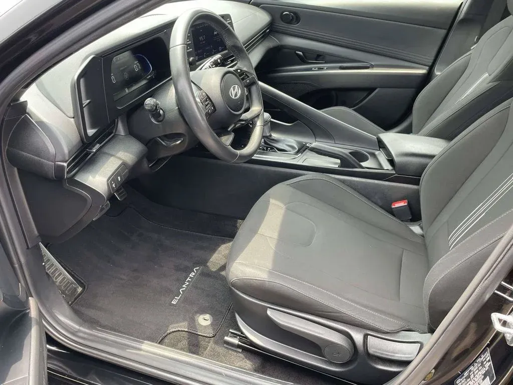 2025 Hyundai Elantra SEL Sport thumbnail 12
