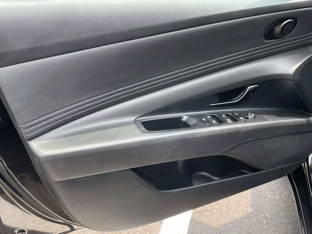 2025 Hyundai Elantra SEL Sport thumbnail 13
