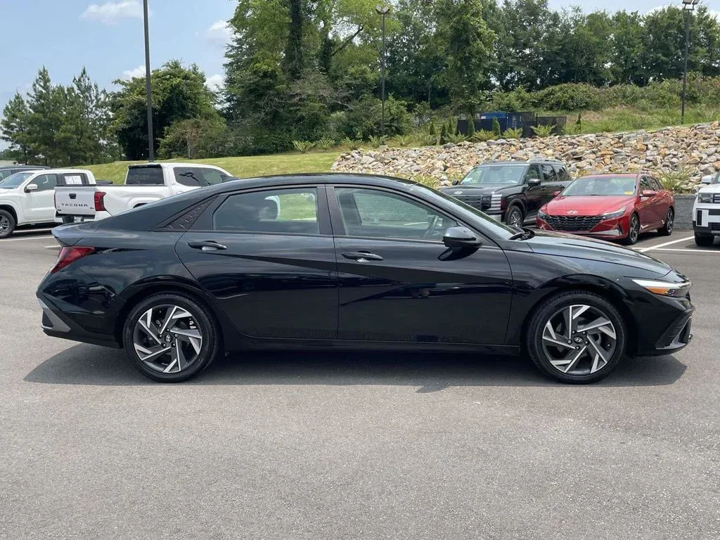2025 Hyundai Elantra SEL Sport thumbnail 2