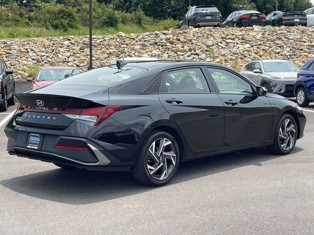 2025 Hyundai Elantra SEL Sport thumbnail 3