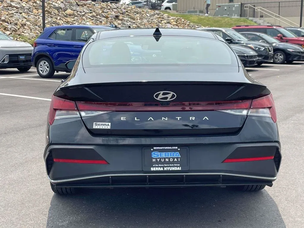 2025 Hyundai Elantra SEL Sport thumbnail 4