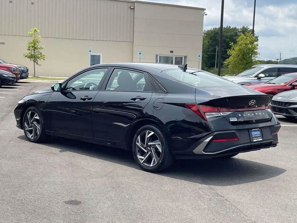 2025 Hyundai Elantra SEL Sport thumbnail 5