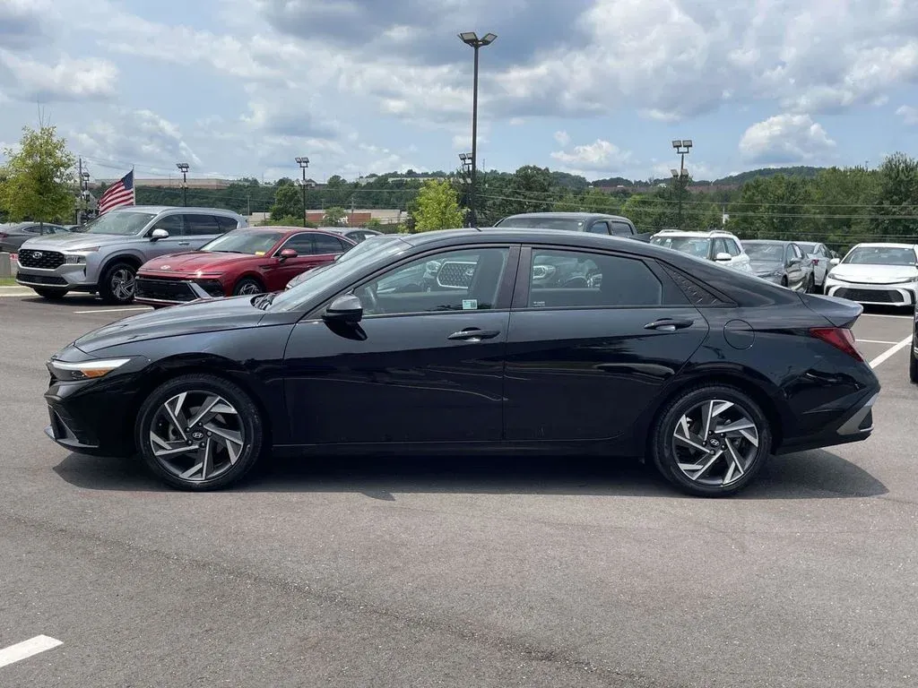 2025 Hyundai Elantra SEL Sport thumbnail 6