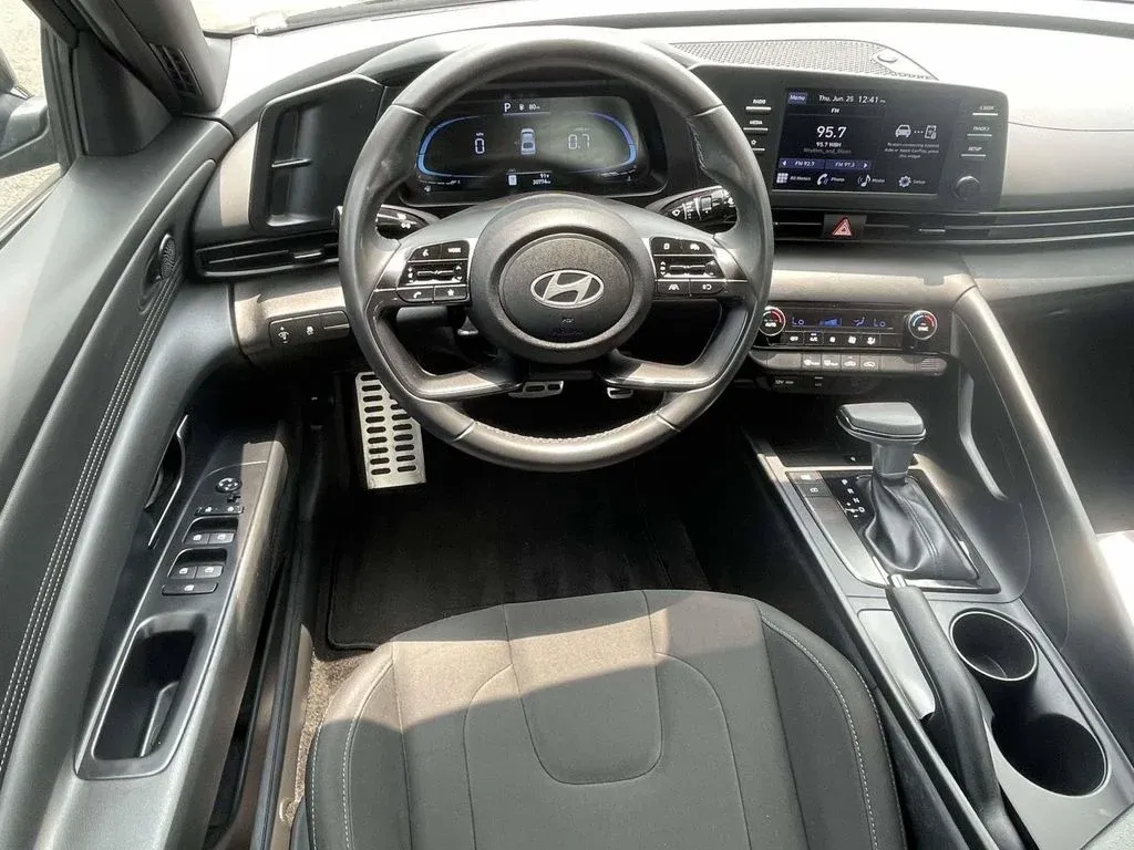2025 Hyundai Elantra SEL Sport thumbnail 9