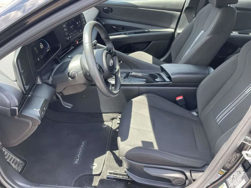 2025 Hyundai Elantra SEL Sport thumbnail 12