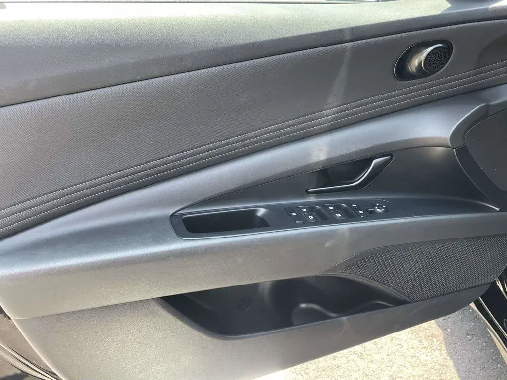 2025 Hyundai Elantra SEL Sport thumbnail 13