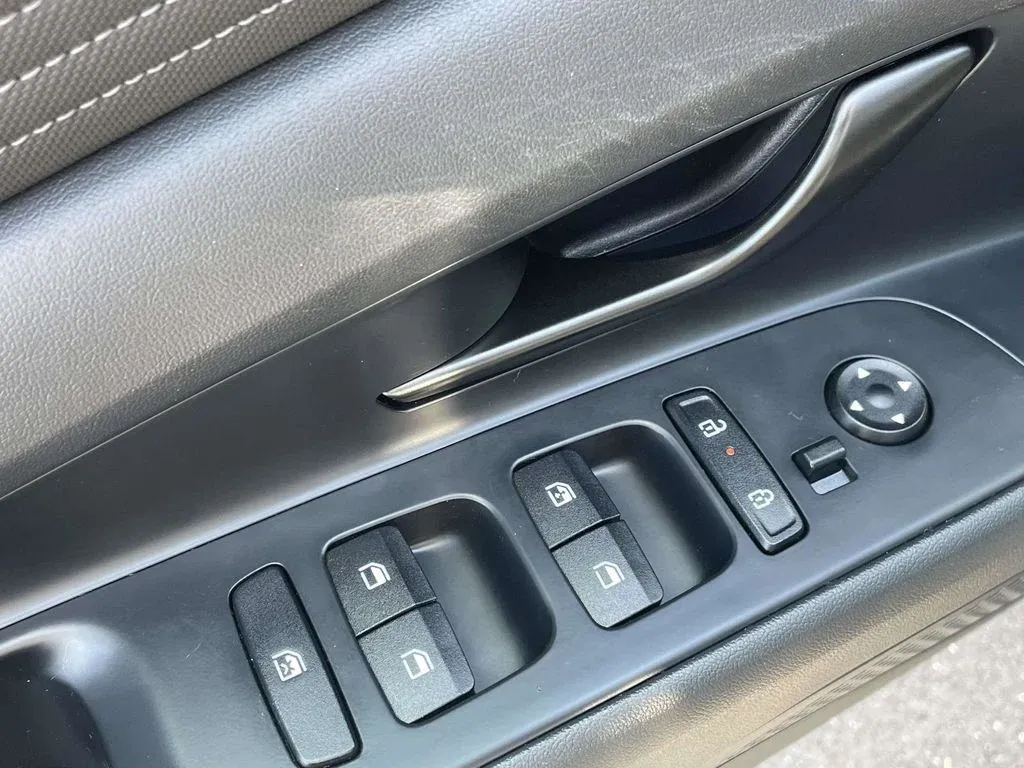 2025 Hyundai Elantra SEL Sport thumbnail 14