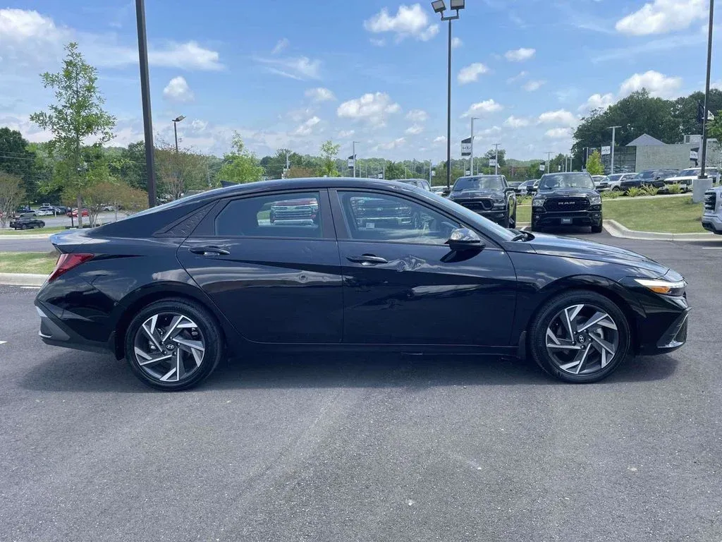 2025 Hyundai Elantra SEL Sport thumbnail 2