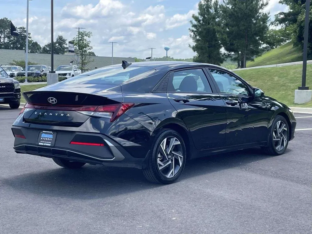 2025 Hyundai Elantra SEL Sport thumbnail 3