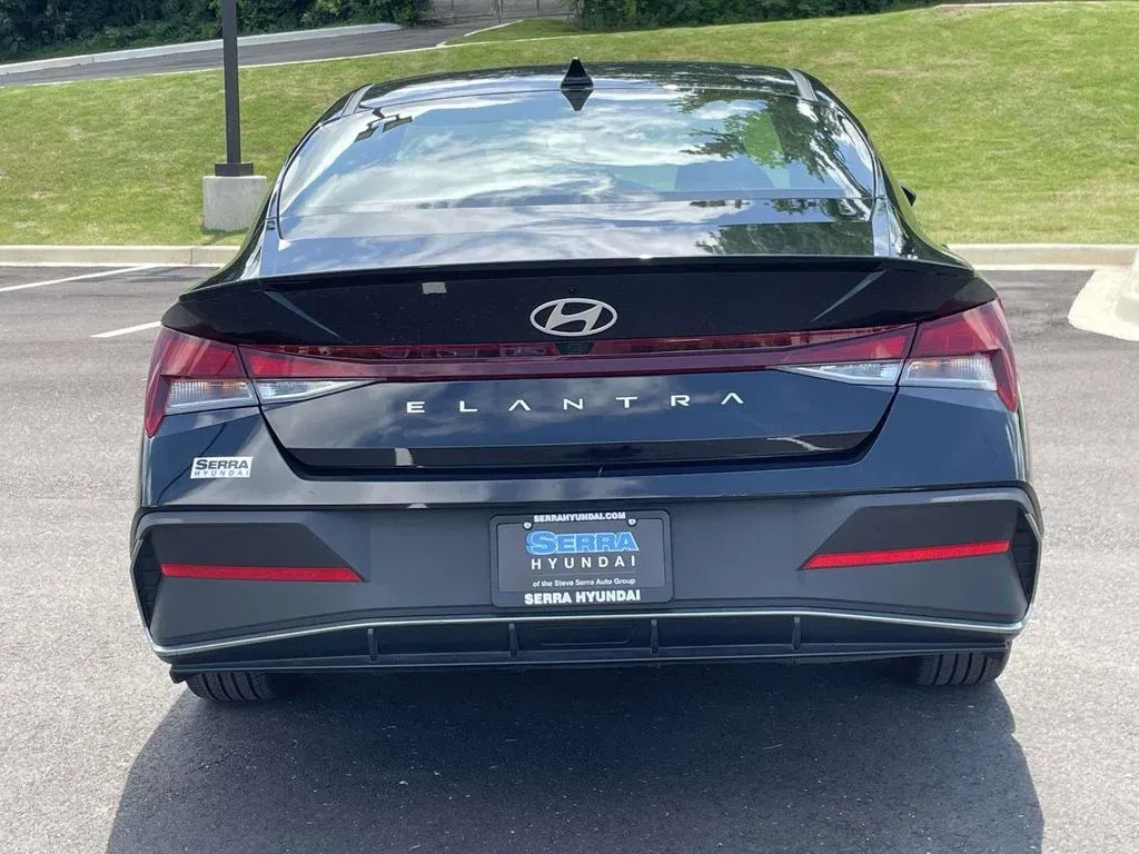 2025 Hyundai Elantra SEL Sport thumbnail 4