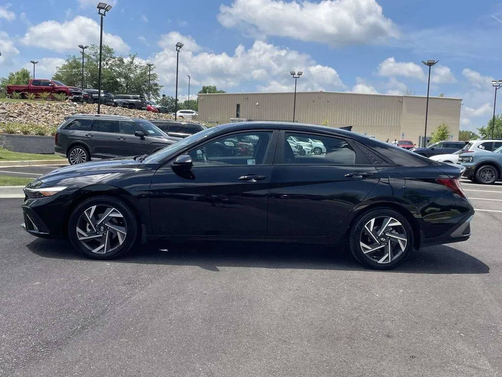 2025 Hyundai Elantra SEL Sport thumbnail 6