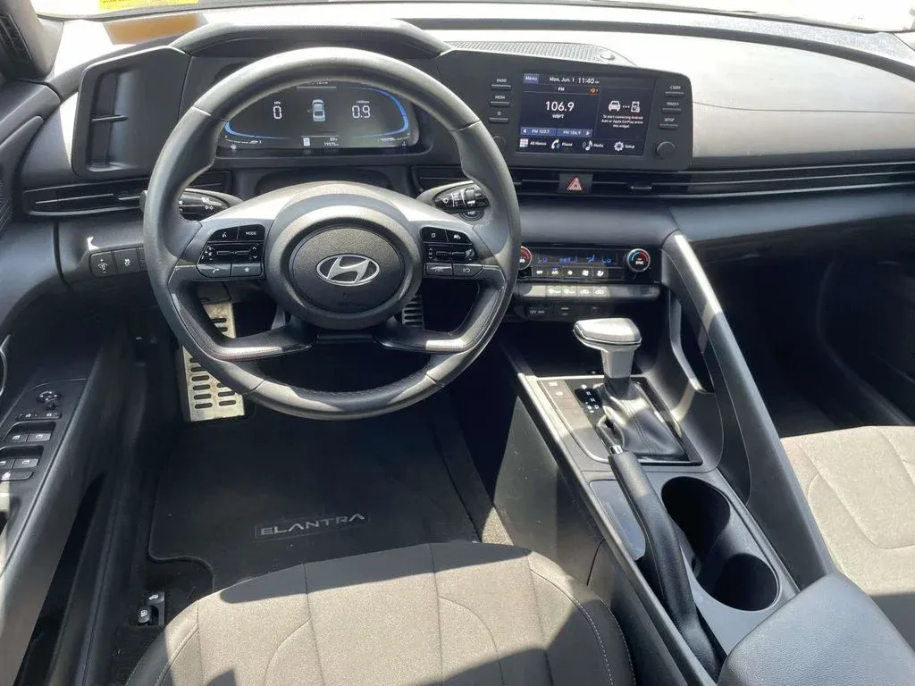 2025 Hyundai Elantra SEL Sport thumbnail 9