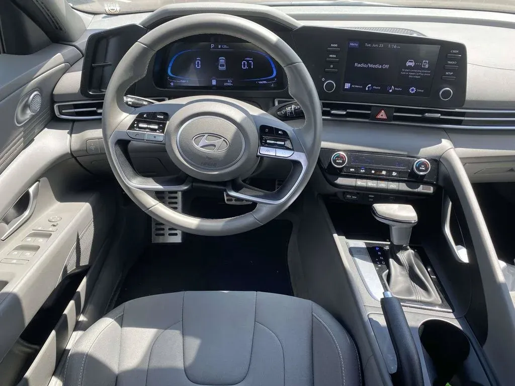 2025 Hyundai Elantra SEL Sport thumbnail 13