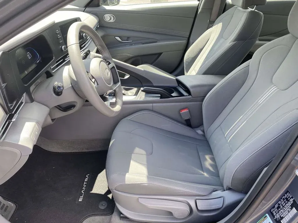 2025 Hyundai Elantra SEL Sport thumbnail 18
