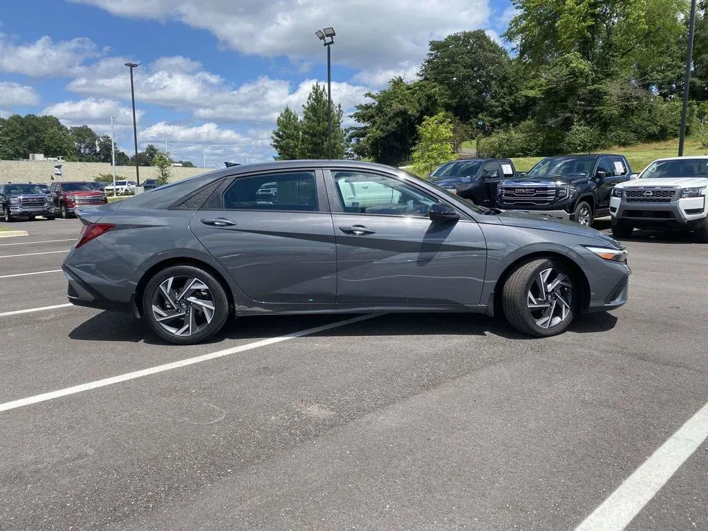 2025 Hyundai Elantra SEL Sport thumbnail 2