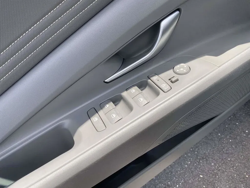 2025 Hyundai Elantra SEL Sport thumbnail 21
