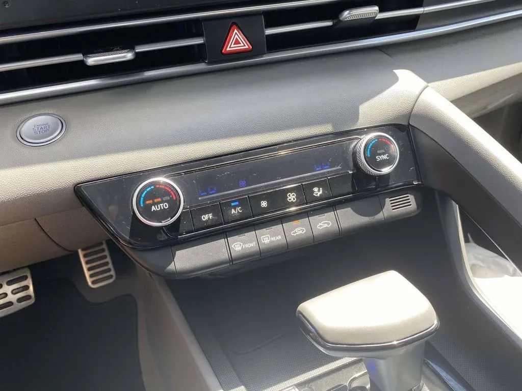 2025 Hyundai Elantra SEL Sport thumbnail 23