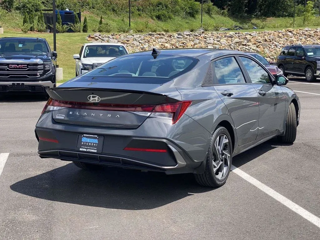 2025 Hyundai Elantra SEL Sport thumbnail 3