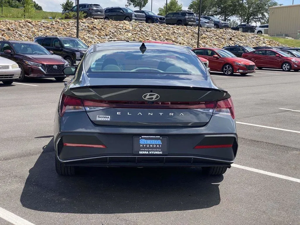2025 Hyundai Elantra SEL Sport thumbnail 4