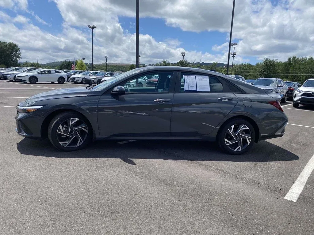 2025 Hyundai Elantra SEL Sport thumbnail 6