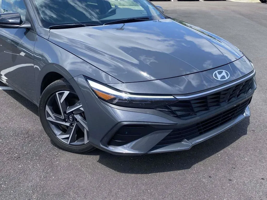 2025 Hyundai Elantra SEL Sport thumbnail 9