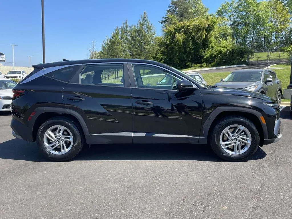 2025 Hyundai Tucson SE thumbnail 2