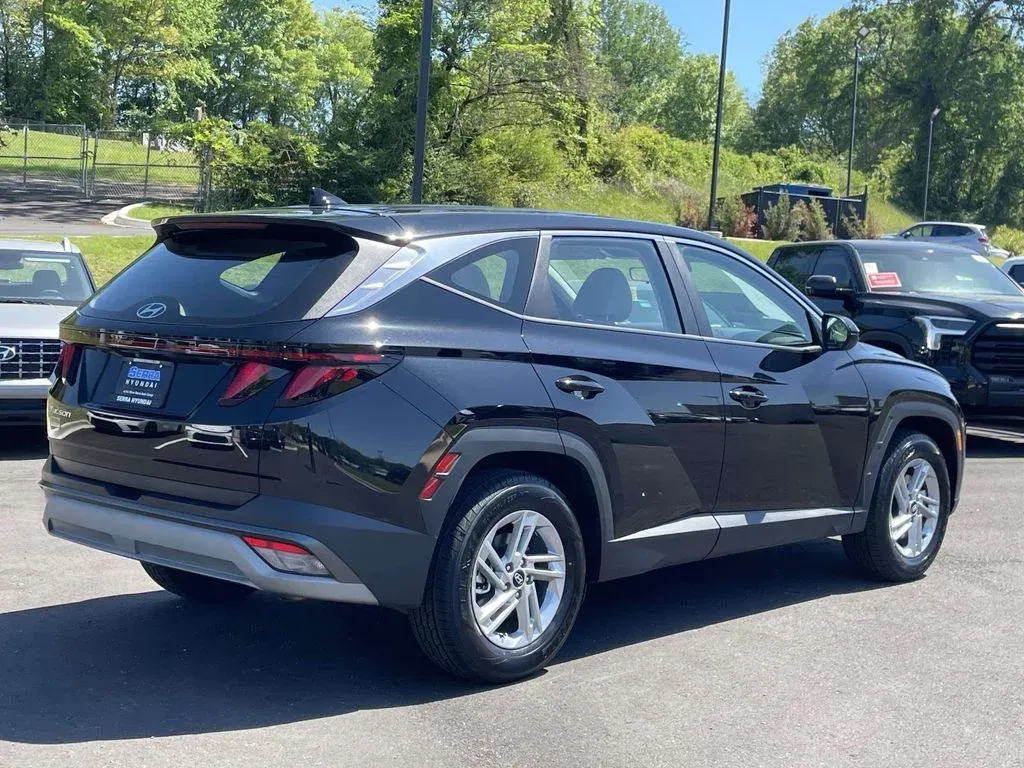2025 Hyundai Tucson SE thumbnail 3