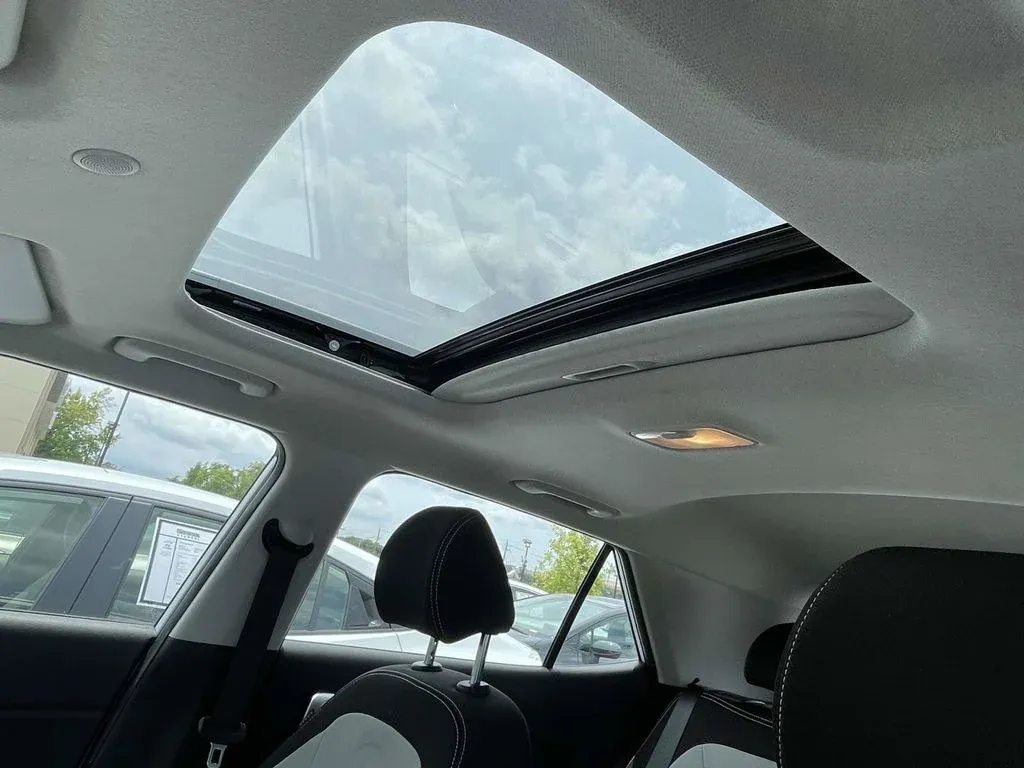 2025 Hyundai Venue SEL thumbnail 15
