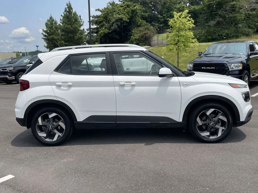 2025 Hyundai Venue SEL thumbnail 2