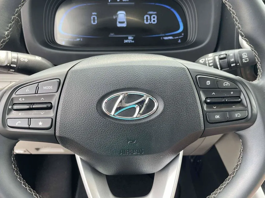 2025 Hyundai Venue SEL thumbnail 24