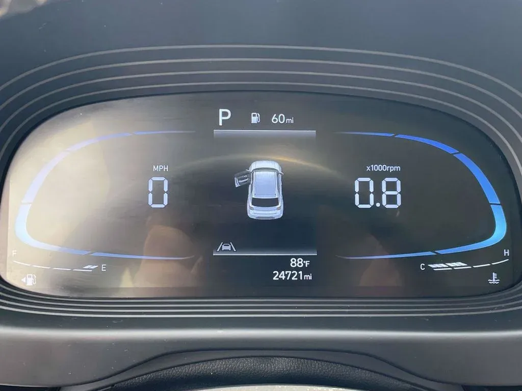 2025 Hyundai Venue SEL thumbnail 25