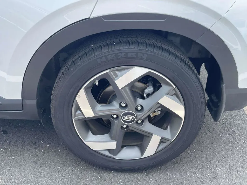 2025 Hyundai Venue SEL thumbnail 28