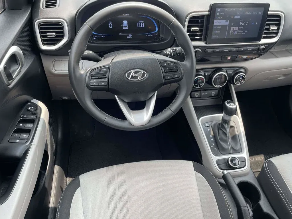 2025 Hyundai Venue SEL thumbnail 9