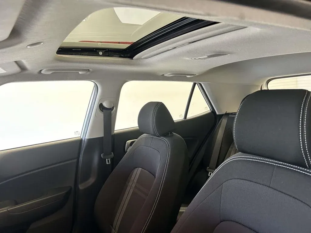 2025 Hyundai Venue SEL thumbnail 13