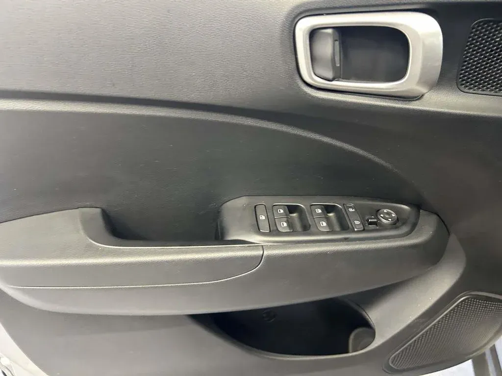 2025 Hyundai Venue SEL thumbnail 17