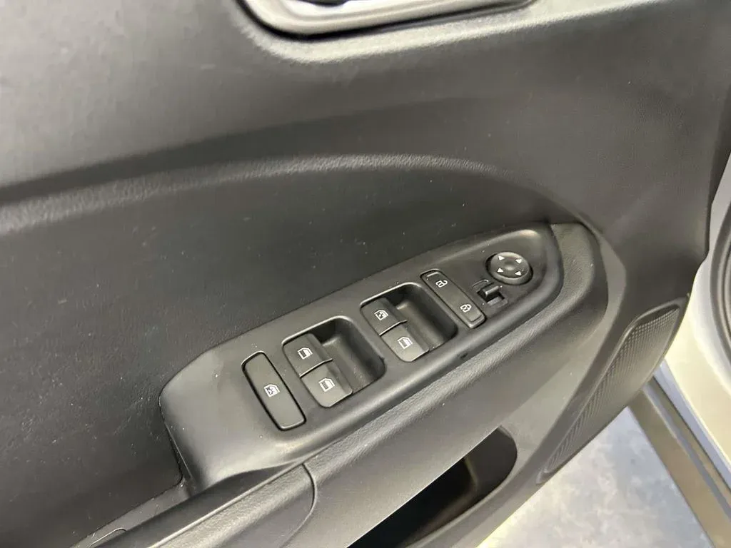 2025 Hyundai Venue SEL thumbnail 18