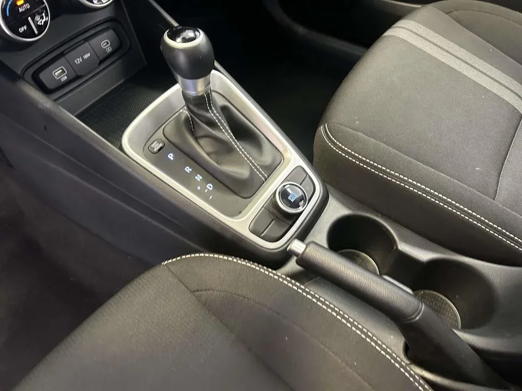 2025 Hyundai Venue SEL thumbnail 22