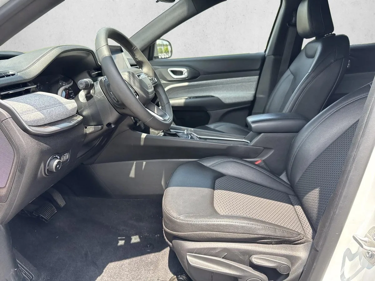 2025 Jeep Compass Latitude thumbnail 10