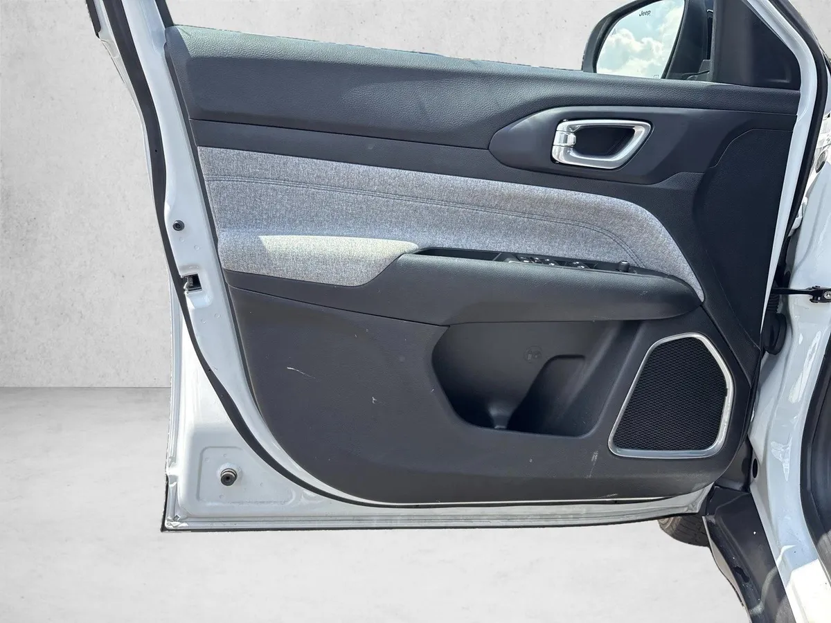 2025 Jeep Compass Latitude thumbnail 11