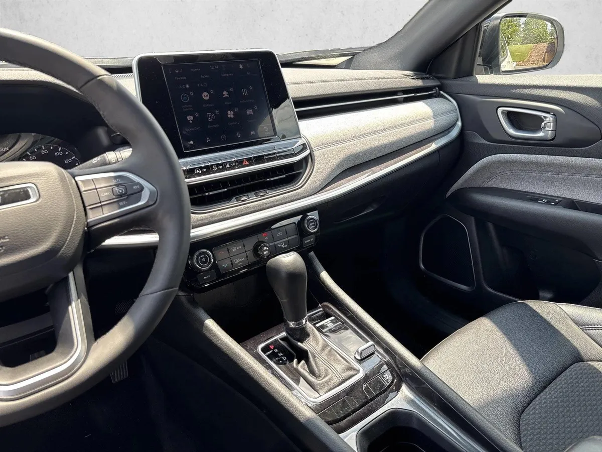 2025 Jeep Compass Latitude thumbnail 15