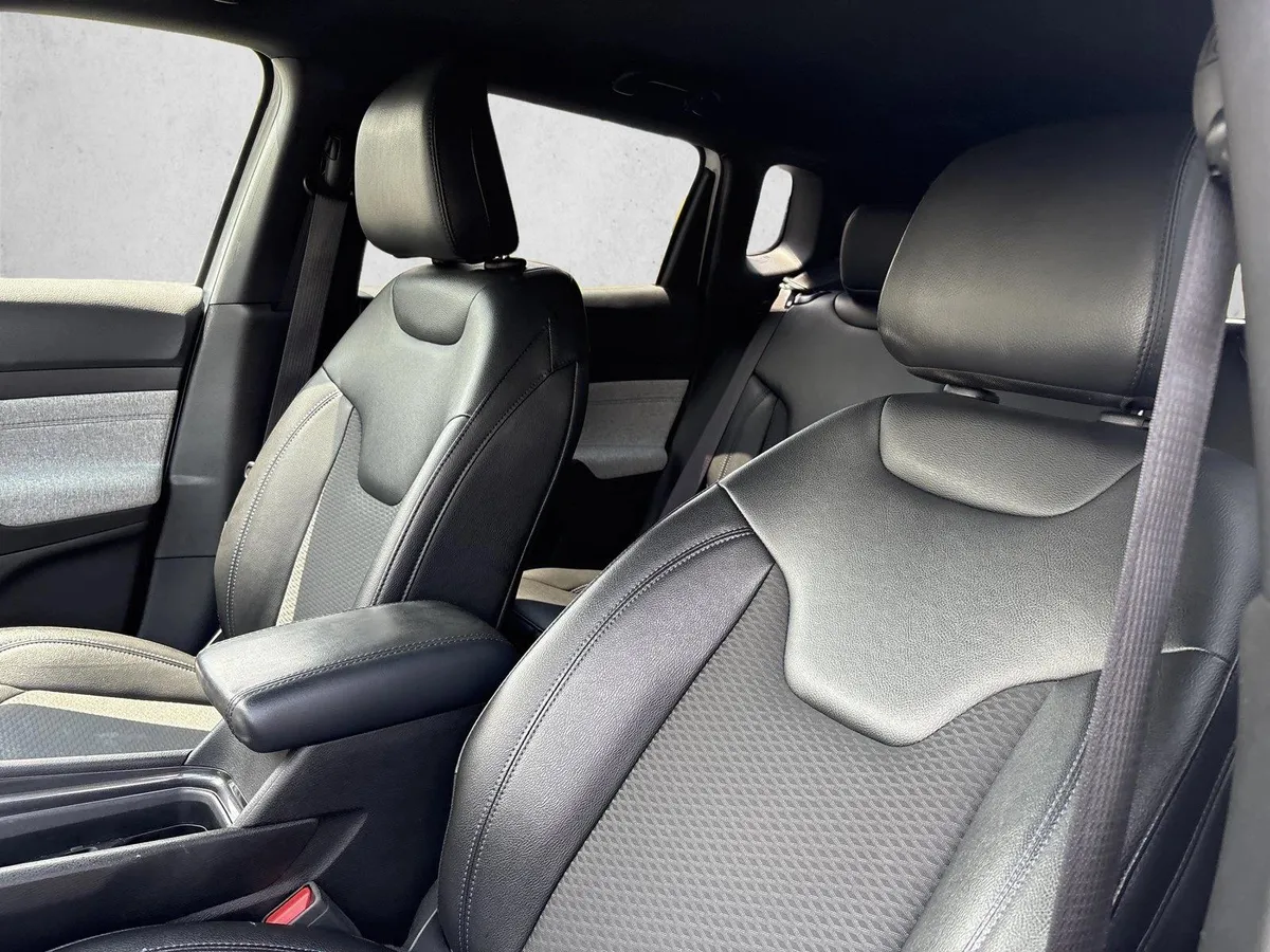 2025 Jeep Compass Latitude thumbnail 16