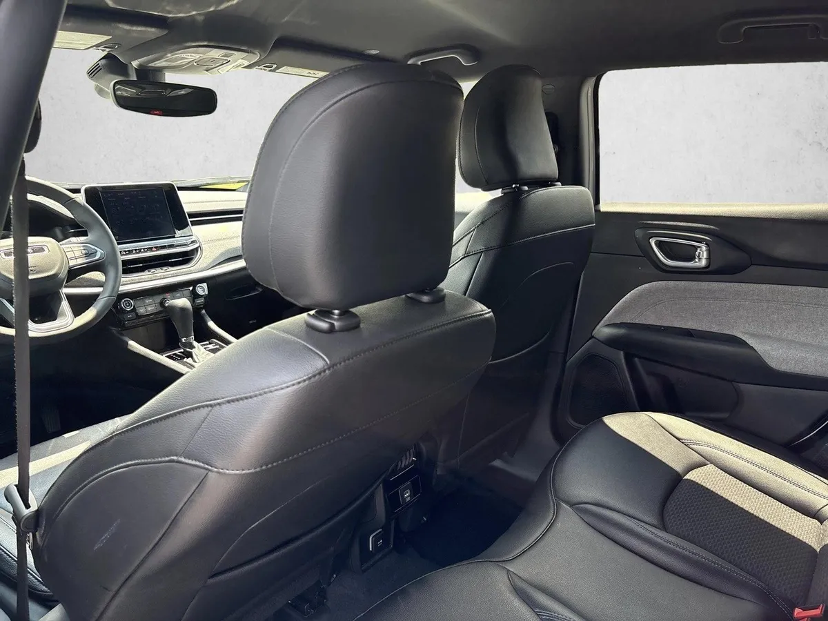 2025 Jeep Compass Latitude thumbnail 17