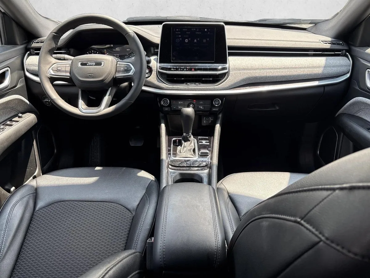 2025 Jeep Compass Latitude thumbnail 19